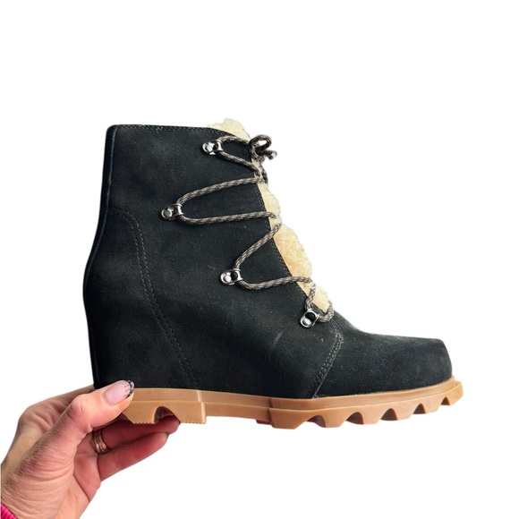 SOREL Joan of Arctic Wedge II Shearling Lace-Up Boots – Black Suede Size 10 - Picture 2 of 7